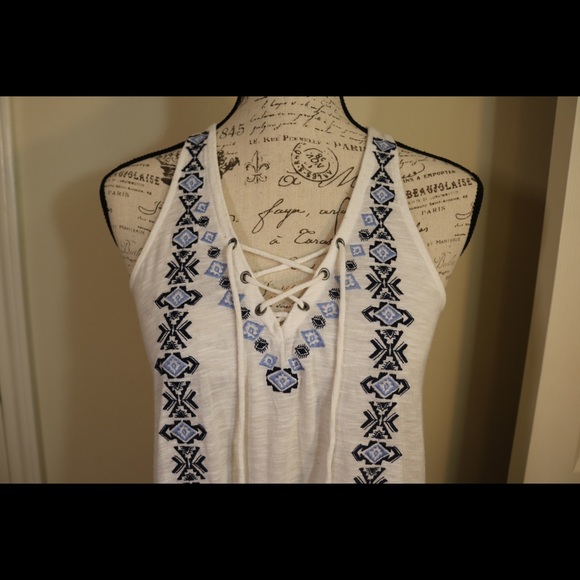 New lace up criss cross front v neck tank Aztec S - Picture 2 of 5